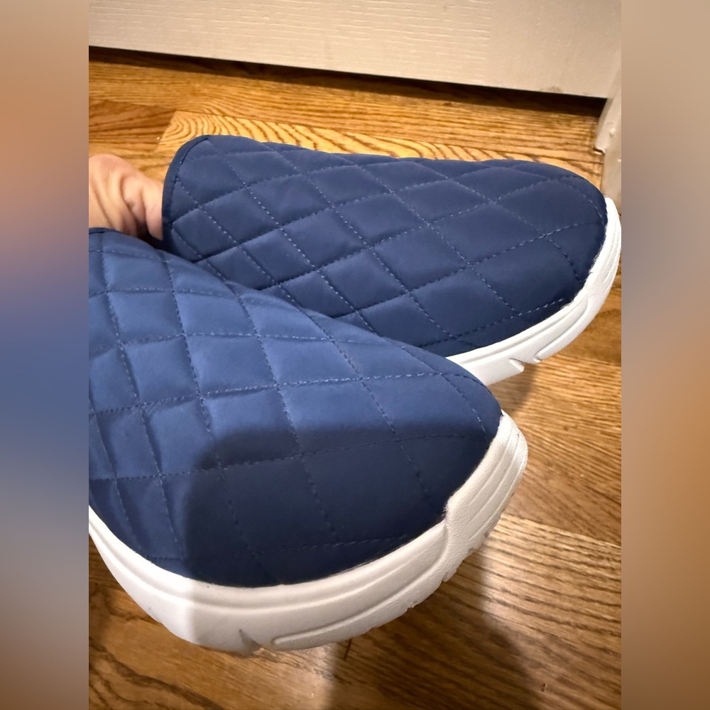 Vera Bradley Blue and White Quilted Slip-On Sneakers size 11 - Picture 9 of 10